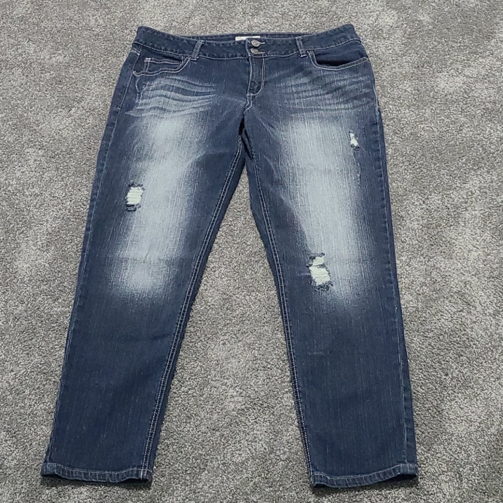 Distressed dark washed jeans NWOT